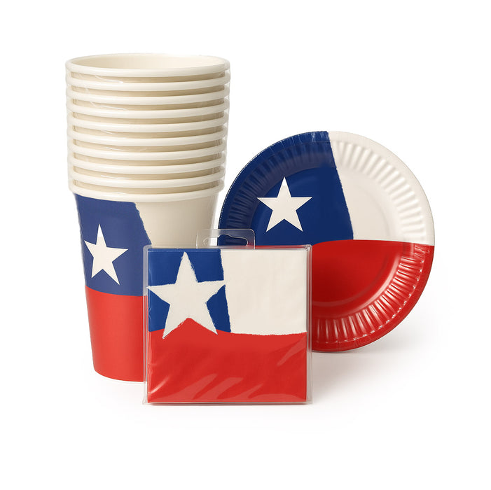 Pila de artículos de fiesta con la bandera chilena, incluyendo platos, vasos y servilletas sobre fondo blanco.