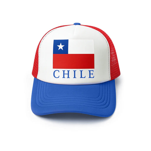 Gorra Trucker con diseño de la bandera chilena y malla roja sobre fondo blanco.