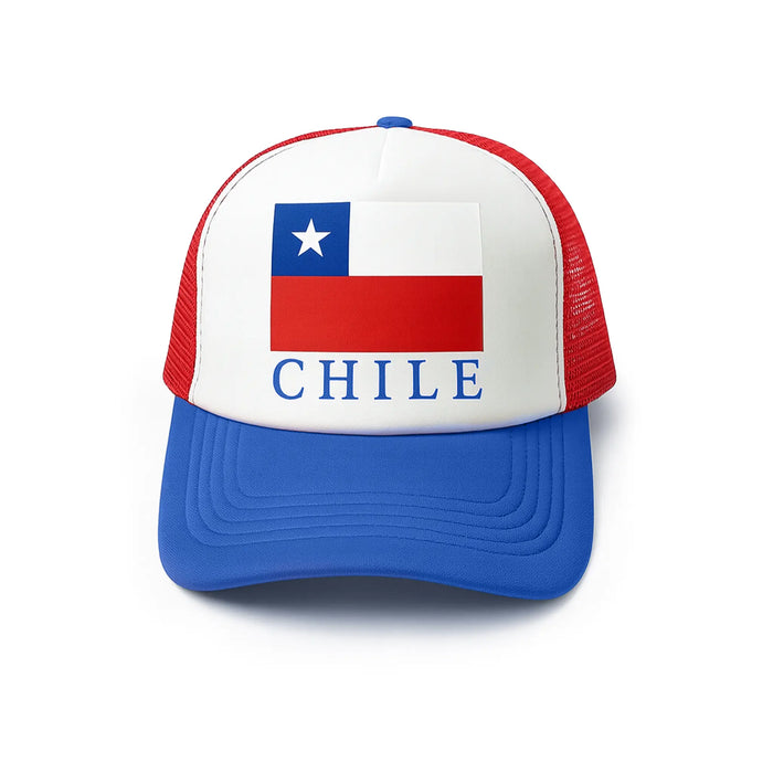Gorra Trucker con diseño de la bandera chilena y malla roja sobre fondo blanco.