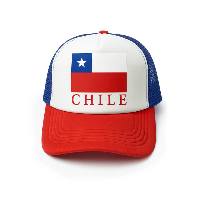 Gorra Trucker con diseño de la bandera chilena y malla azul sobre fondo blanco.