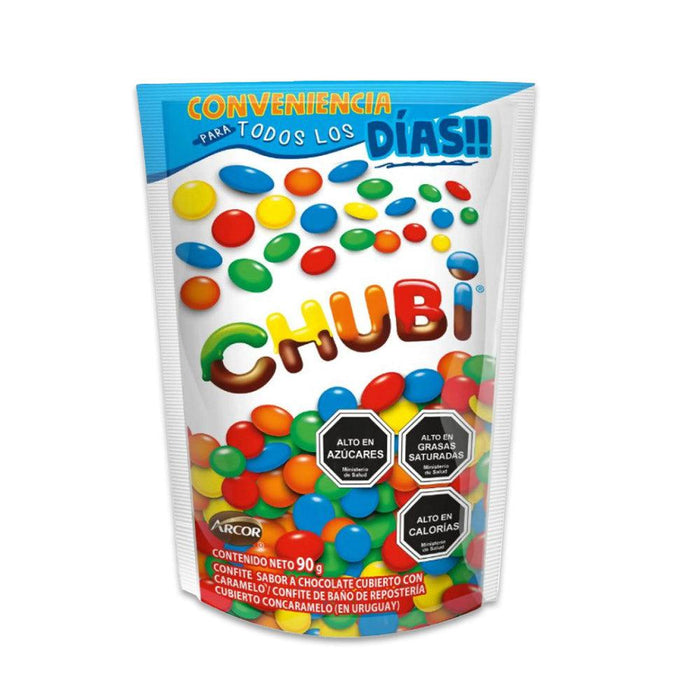 Bolsa blanca de 90 gramos de chubi de chocolate con trozos de caramelo rojo, amarillo, azul, verde y naranja en la parte delantera.
