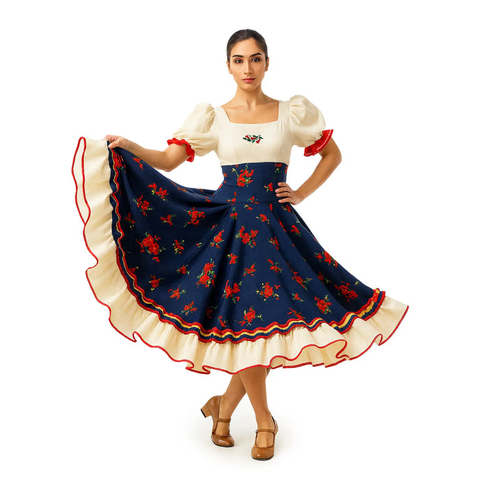 Mujer posando con Vestido Huasa Chinita vestido tradicional chileno con corpiño crema y falda azul marino decorado con rosas rojas.