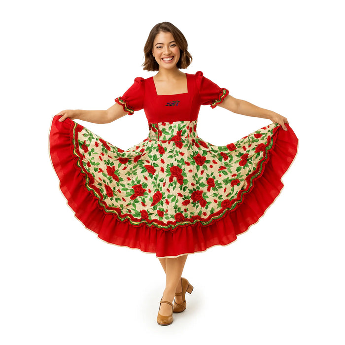 Mujer joven con Vestido Huasa Chinita vestido tradicional chileno con corpiño rojo y falda de flores blancas, sonriendo y sosteniendo la falda abierta.