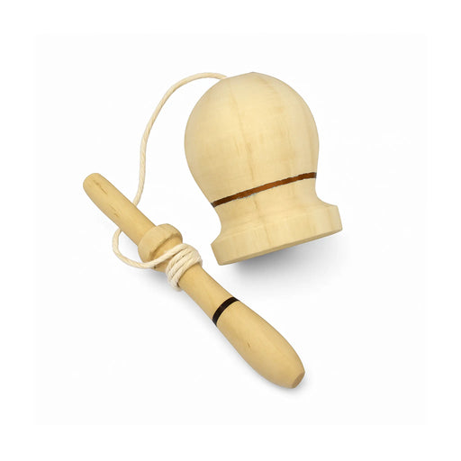 Taza de madera y juego de pelota sobre fondo blanco