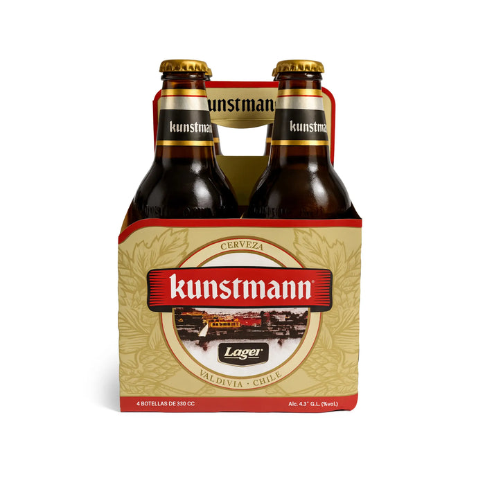 Botellas de cerveza lager Kunstmann en un pack de cuatro sobre fondo blanco