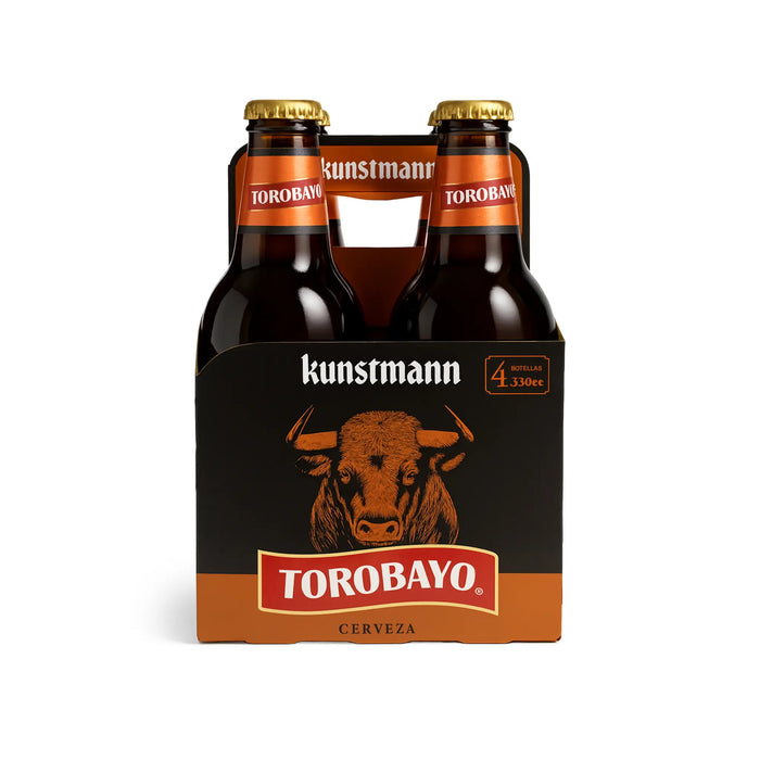 Botellas de cerveza Kunstmann Torobayo en un pack de cuatro sobre fondo blanco