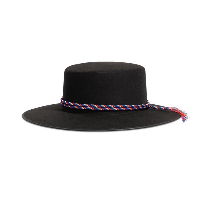 Sombrero de huaso chileno negro con banda de cuerda roja, blanca y azul sobre fondo blanco.