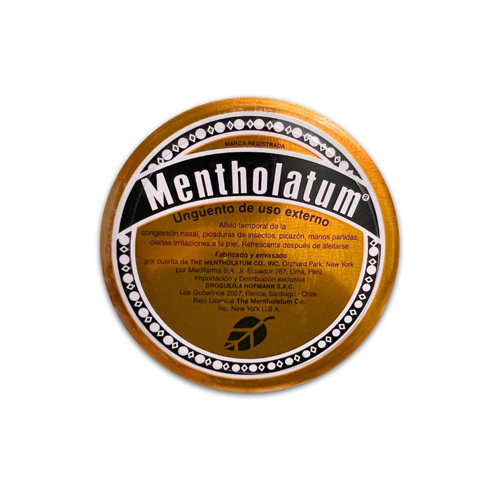 Una pequeña lata naranja y dorada de Mentholatum importada de Chile.