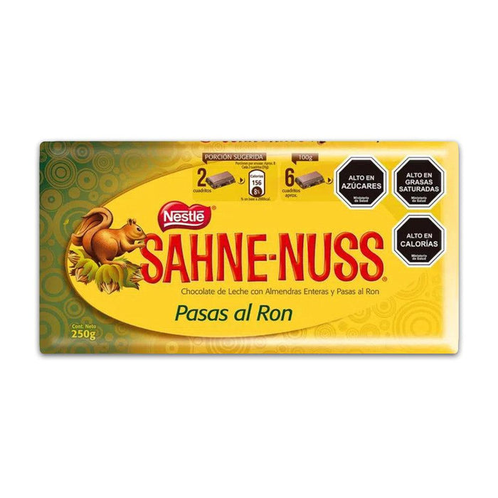 Una barra de 250 gramos de Chocolate Sahne-nuss Pasas al Ron de Chile. Envuelta en amarillo y verde.
