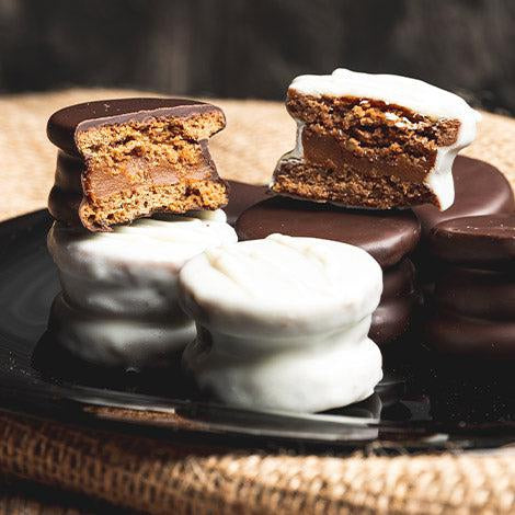 Un plato de alfajores de chocolate y chocolate blanco