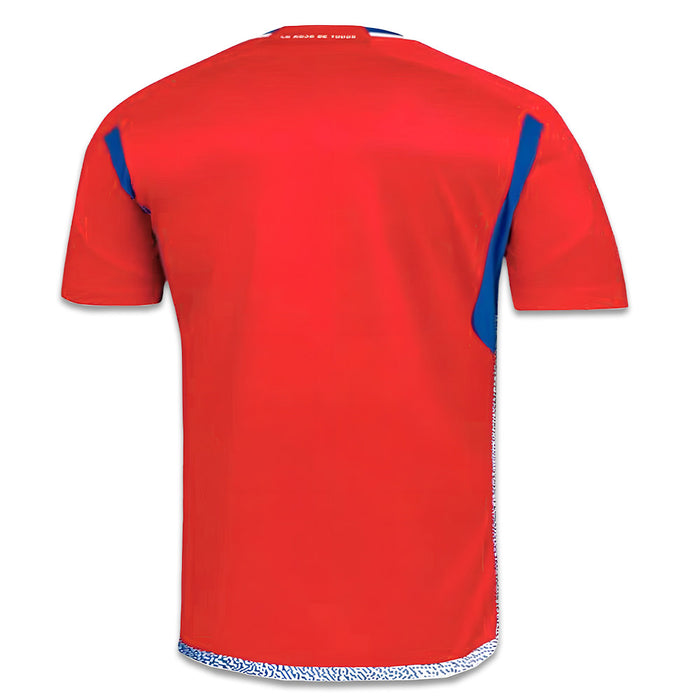 La parte trasera de una camiseta roja de la Selección Nacional de Chile.
