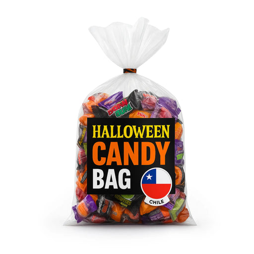 Bolsa de caramelos de Halloween con caramelos de colores y etiqueta de la bandera chilena sobre fondo blanco.