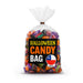 Bolsa de caramelos de Halloween con caramelos de colores y etiqueta de la bandera chilena sobre fondo blanco.