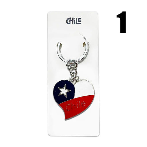 Llavero metálico en forma de corazón con la bandera de Chile y la palabra "Chile" grabada.