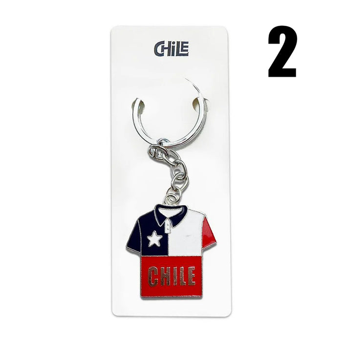 Llavero metálico en forma de camisa con el diseño de la bandera chilena y la palabra "Chile".
