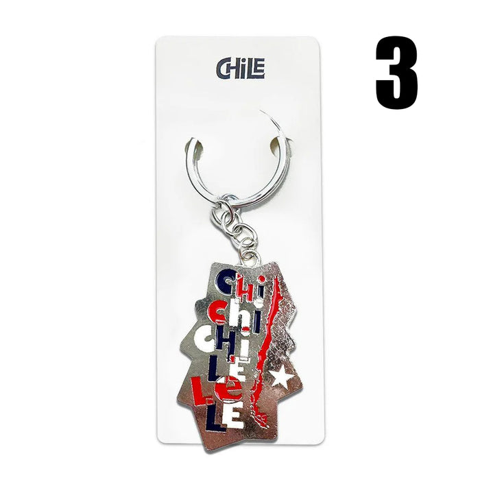 Llavero de metal con el texto estilizado "Chile" y el contorno del mapa de Chile en rojo, blanco y azul.
