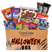 ChinChile Halloween Box con surtido de dulces y galletas chilenas en un paquete festivo.