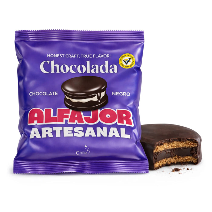 Paquete morado de Alfajor Artesanal Chocolada con una galleta de chocolate sobre fondo blanco.