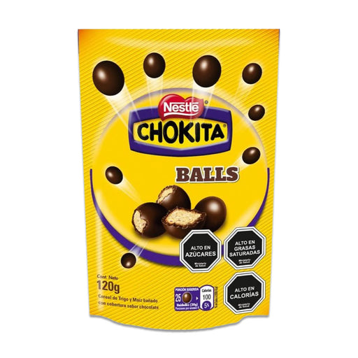 Una bolsa amarilla de 120 gramos de Chokita Balls con el logotipo rojo de Nestlé en la parte delantera.