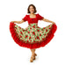 Mujer joven con Vestido Huasa Chinita vestido tradicional chileno con corpiño rojo y falda de flores blancas, sonriendo y sosteniendo la falda abierta.