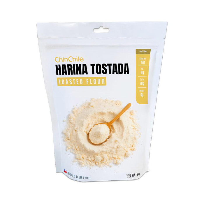 Una bolsa resellable de 1 kg de ChinChile Harina Tostada con una cuchara de madera apoyada sobre un montón de harina, etiquetada como importada de Chile.