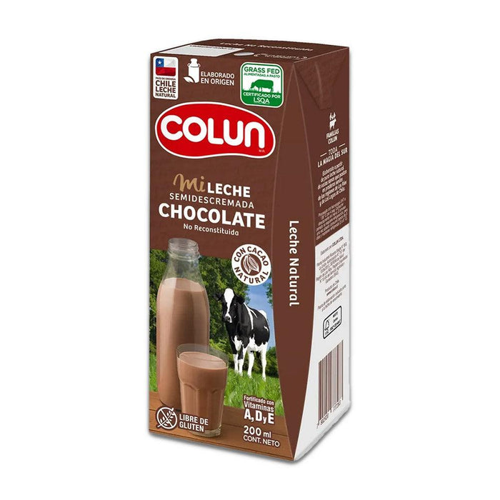 Una caja de 200 ml de leche con chocolate de color marrón con el dibujo de una vaca y un vaso de leche en la parte delantera.