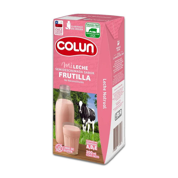 Una caja de 200 ml de leche de fresa de color rosa con el dibujo de una vaca y un vaso de leche en la parte delantera.