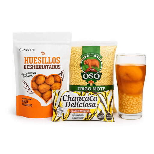 Un manojo de Trigo Mote, Huesillos y Chancaca junto a un vaso de Mote con Huesillo.
