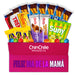 Una caja de regalo rosa llena de golosinas chilenas variadas, como chocolates, caramelos y galletas, preparada para el Día de la Madre. La caja lleva la etiqueta "ChinChile Products" y debajo escrito "Feliz Día de la Mamá", celebrando a las madres con una variedad de dulces.
