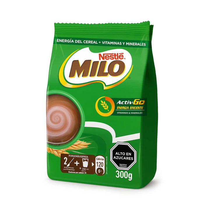 Envase verde de Nestlé Milo con una taza de chocolate y elementos de trigo sobre fondo blanco