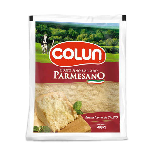 Un paquete de 40 gramos de Queso Parmesano. El anverso muestra una vaca y una cuña de queso con el logotipo Colun.