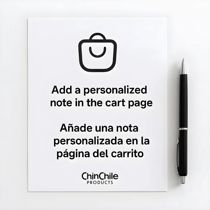 Hoja de papel blanco con un bolígrafo negro al lado, que muestra el mensaje "Añade una nota personalizada en la página del carrito" y su traducción al español "Añade una nota personalizada en la página del carrito".