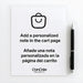 Hoja de papel blanco con un bolígrafo negro al lado, que muestra el mensaje "Añade una nota personalizada en la página del carrito" y su traducción al español "Añade una nota personalizada en la página del carrito".