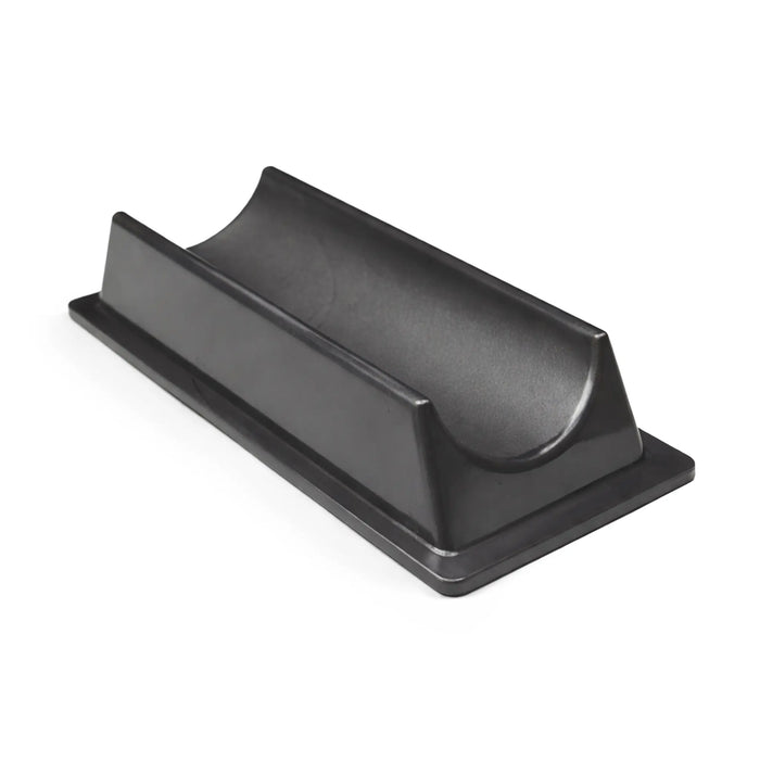 Componente de plástico negro sobre fondo blanco