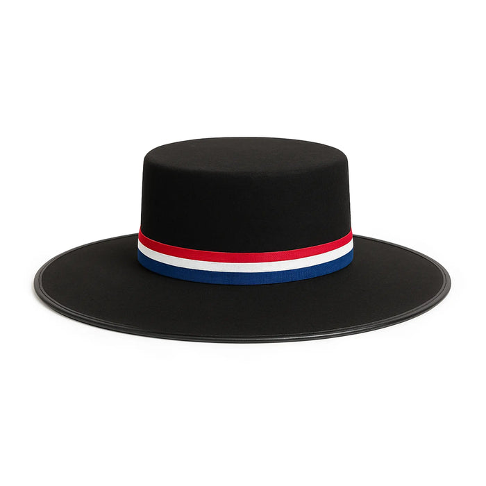 Sombrero negro con una banda roja, blanca y azul sobre fondo blanco