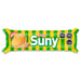 Un paquete verde y amarillo de galletas Suny con el dibujo de una galleta y dos caramelos en la parte delantera.
