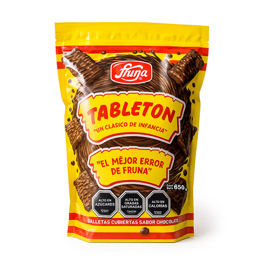 Una gran bolsa amarilla de galletas cubiertas de chocolate. La bolsa tiene un remolino de chocolate en la parte delantera con imágenes de las galletas que contiene.
