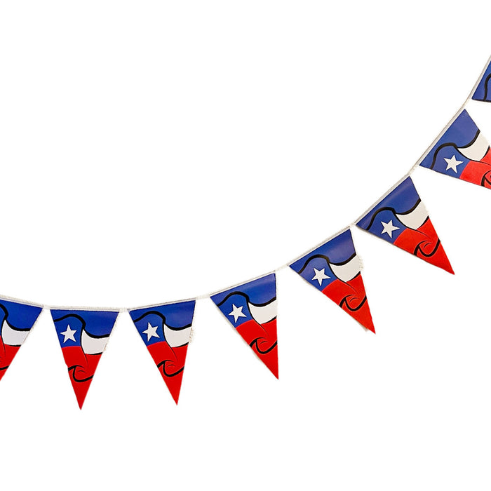 Juego de 10 banderas triangulares de Chile colgadas de un cordel.