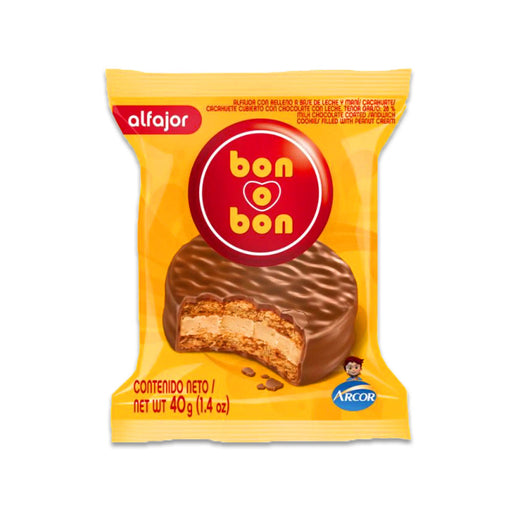 Un Alfajor Bon o Bon individual envuelto en un embalaje amarillo.