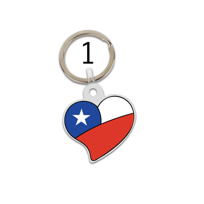 Un pequeño llavero en forma de corazón con un diseño de la bandera chilena.