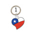 Un pequeño llavero en forma de corazón con un diseño de la bandera chilena.