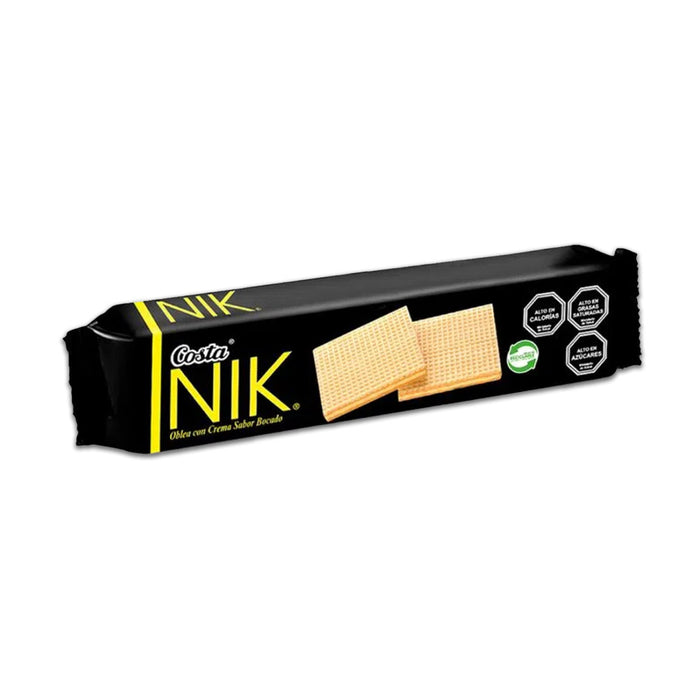 Un paquete negro de galletas Nik con texto amarillo.